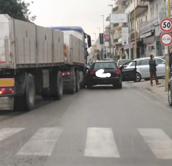 Solito incidente sulla Nazionale Appia: auto contro camion