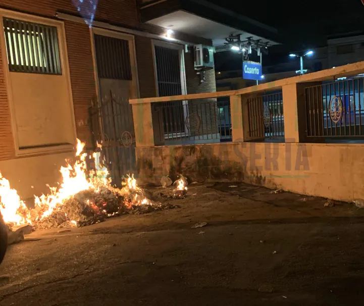 Raid notturno: rogo alla stazione