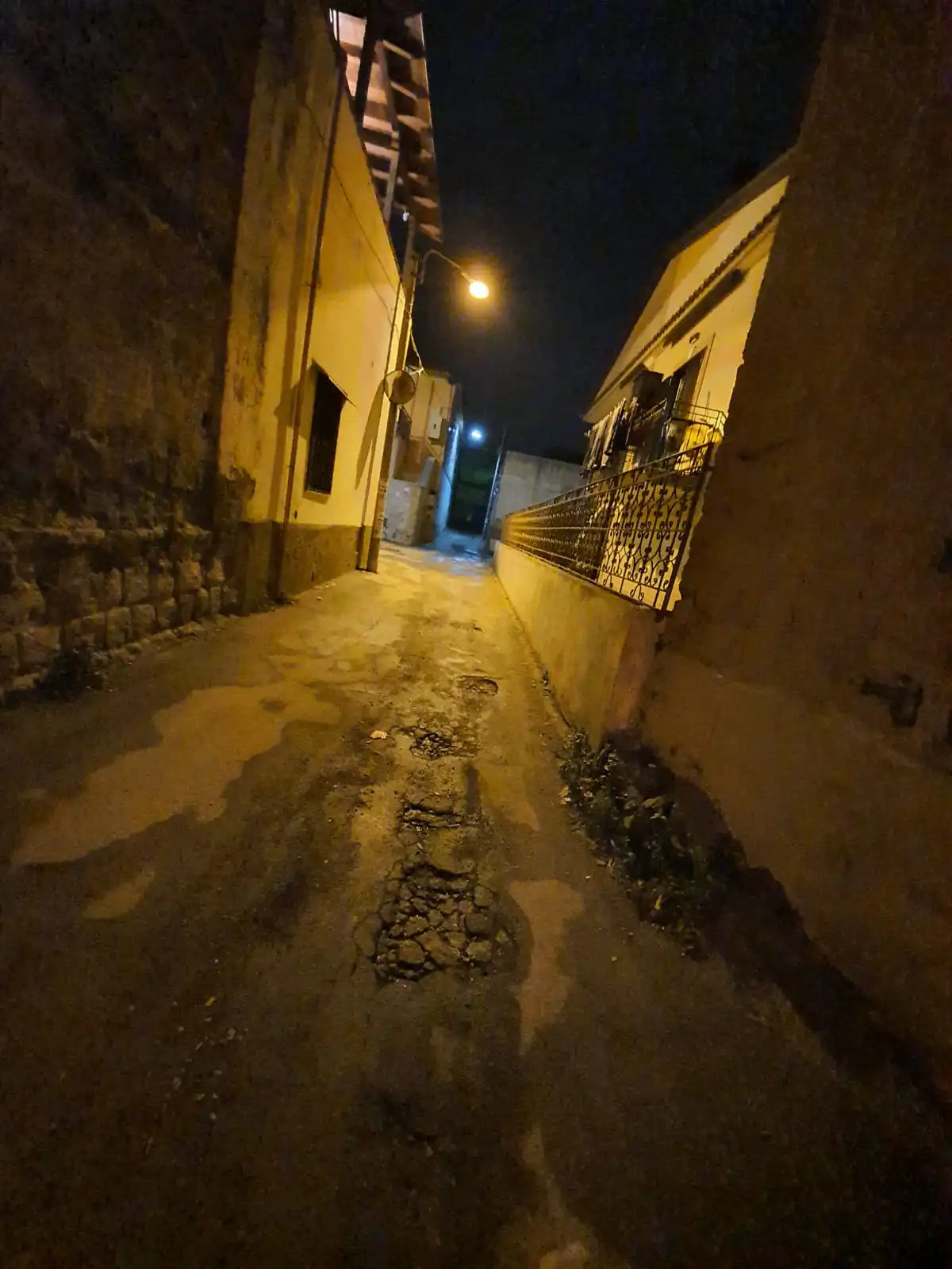 Frazione della Valle completamente abbandonata: disagi per i piccoli alunni, strada impercorribile. FOTO