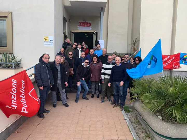 Scioperano i lavoratori ex Iacp: per loro il futuro resta incerto