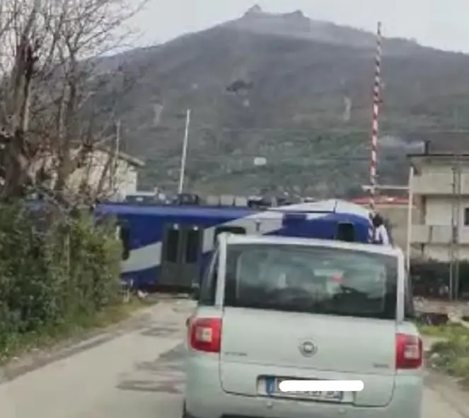 Passaggio a livello in tilt nella Valle (IL VIDEO)
