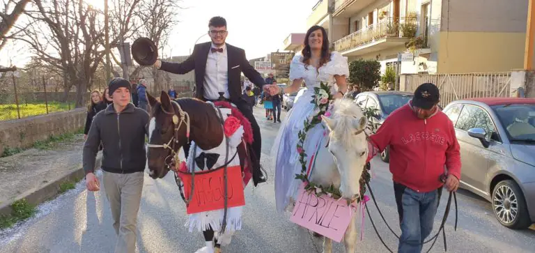 Grande successo per il Carnevale di Cervino: l’Associazione CERMES stupisce tutti con la cavalcata dei 12 mesi. FOTO