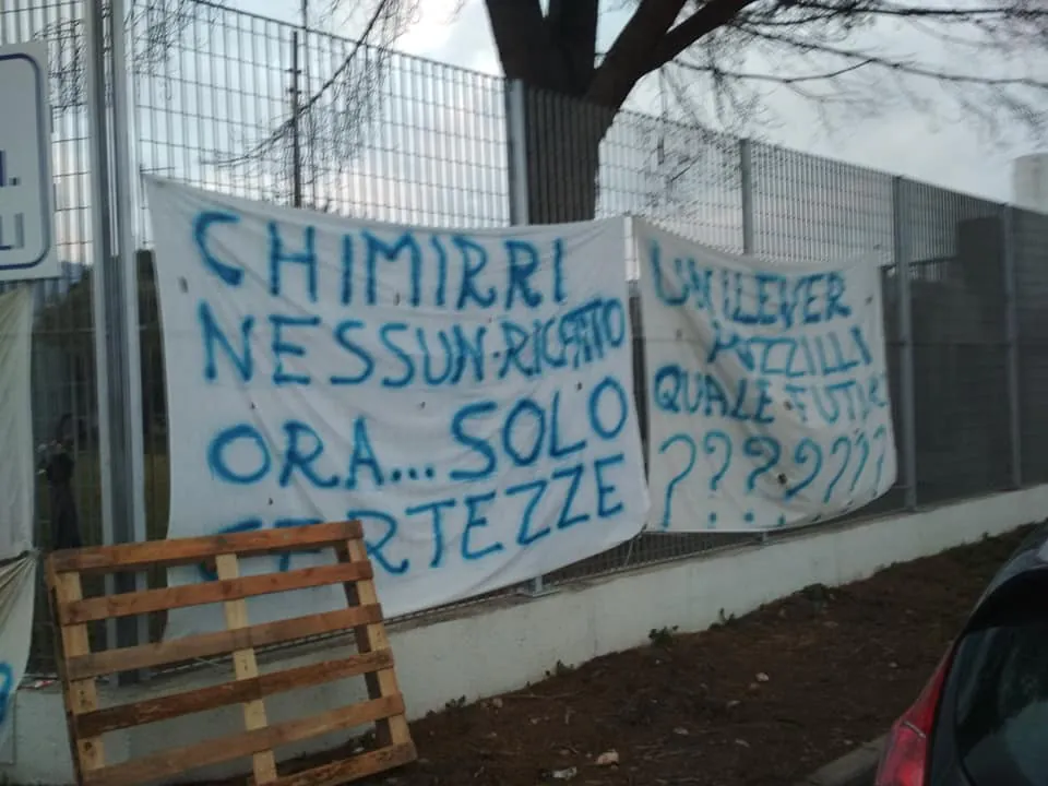 Operai Unilever in corteo contro la chiusura dello stabilimento