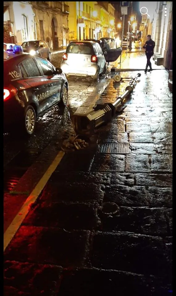 Maltempo in Campania, cade un palo in strada: tragedia sfiorata
