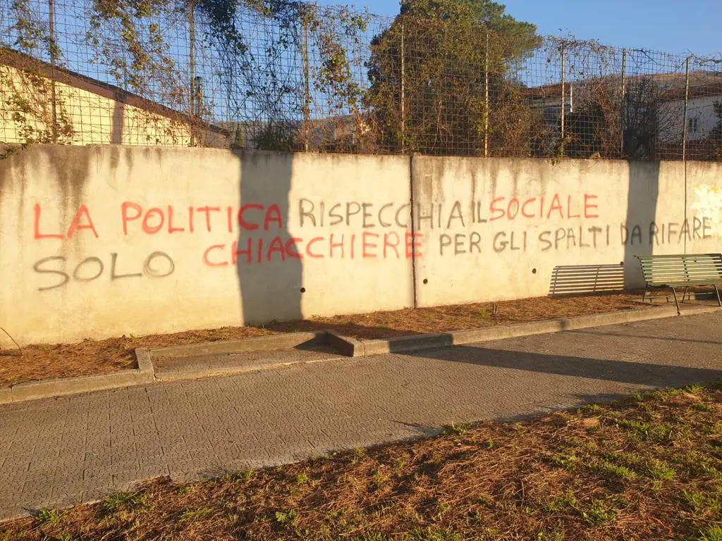 Muri imbrattati in paese: stoccate al sindaco per il campo sportivo