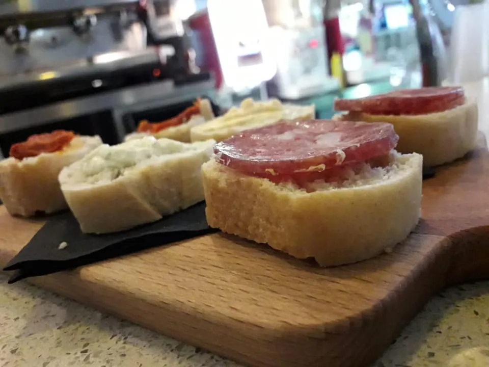 Niente più aperitivi a buffet: la decisione del titolare del bar