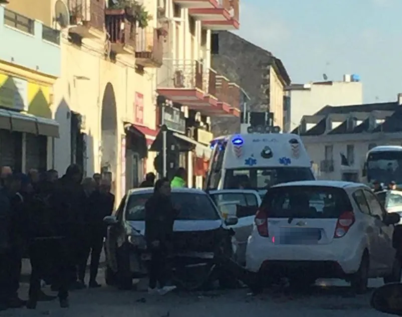 Scontro tra auto all’Arco, paura per feriti. Coinvolto politico. FOTO