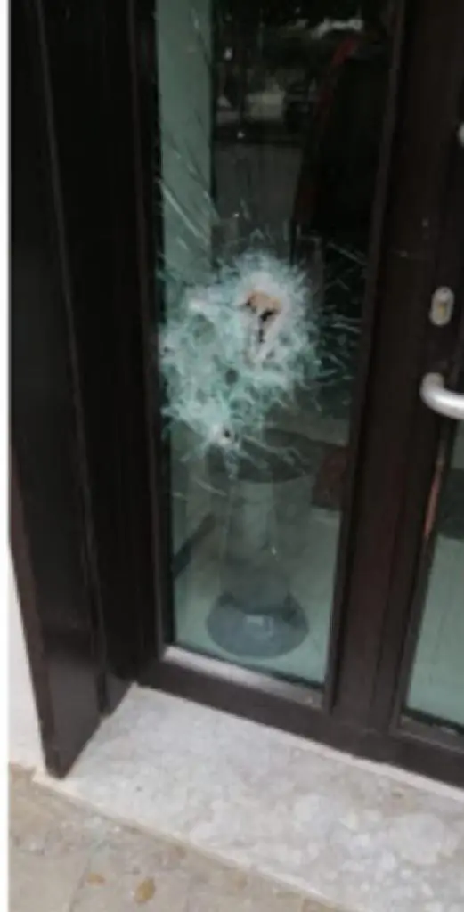 Raid vandalico alla sede del partito e martellata al negozio della Perrotta