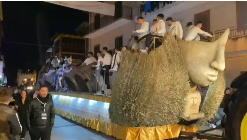 ‘I guagliun e ra stazion’ al Gran Carnevale Caleno (VIDEO)