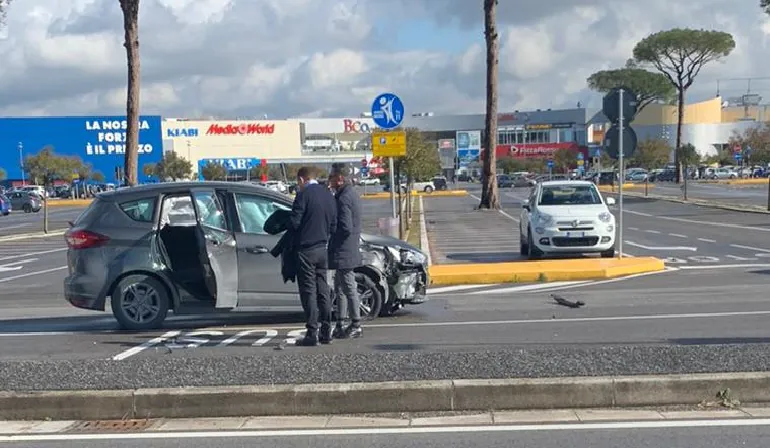 Incidente nel parcheggio del centro commerciale, si aprono airbag. FOTO