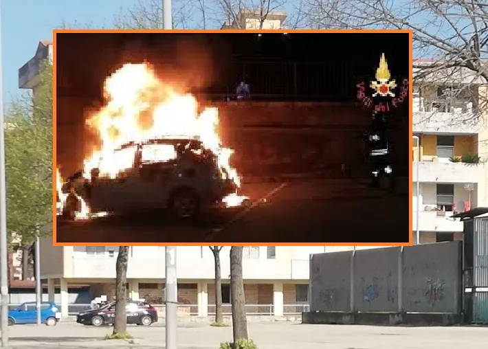 Caos nelle palazzine, auto incendiata nella notte