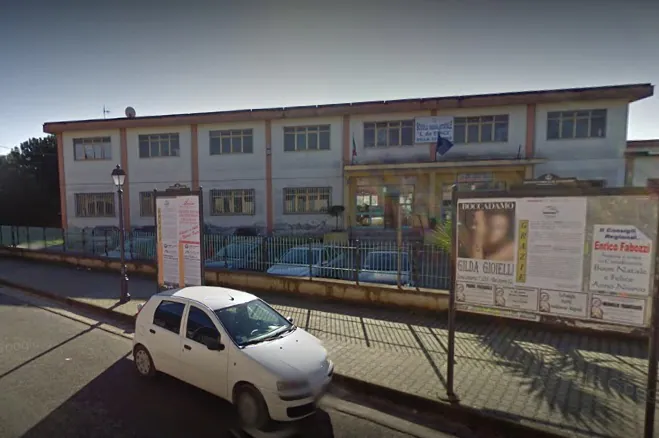 Irruzione dei vandali nelle aule, stop alle lezioni