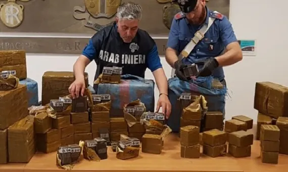 I Belforte riducono la tassa sullo spaccio: 20mila euro al mese per il permesso