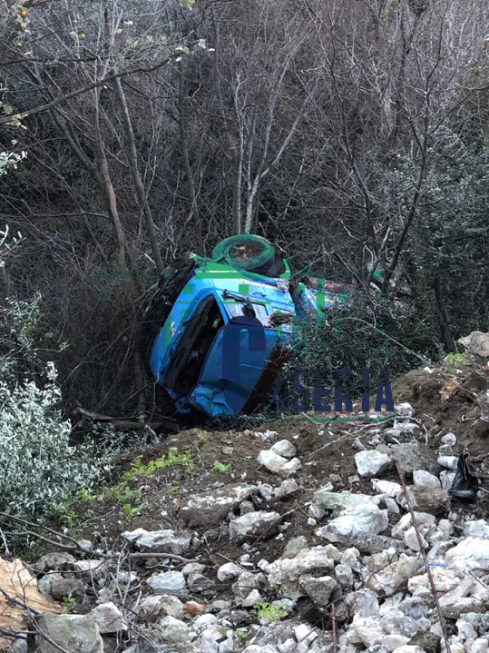 Choc alla Palombara durante i lavori: il camion degli ‘scialoni’ finisce nel burrone (foto)