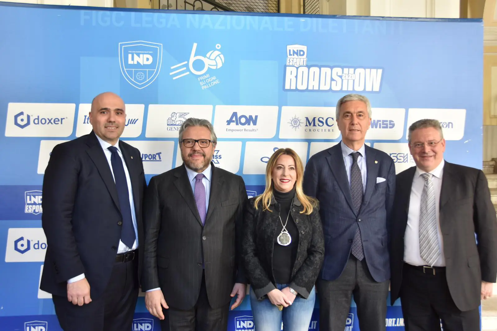Dibattito e campionato FIFA20 tra centinaia di ragazzi entusiasti