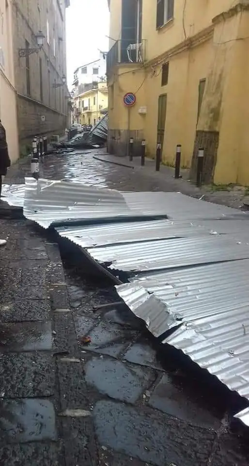 LE FOTO. Raffiche violente, volano lamiere in centro