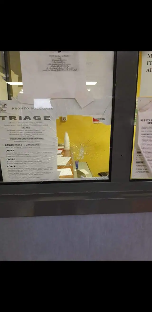 Follia al pronto soccorso: paziente rompe vetrata triage a pugni. FOTO