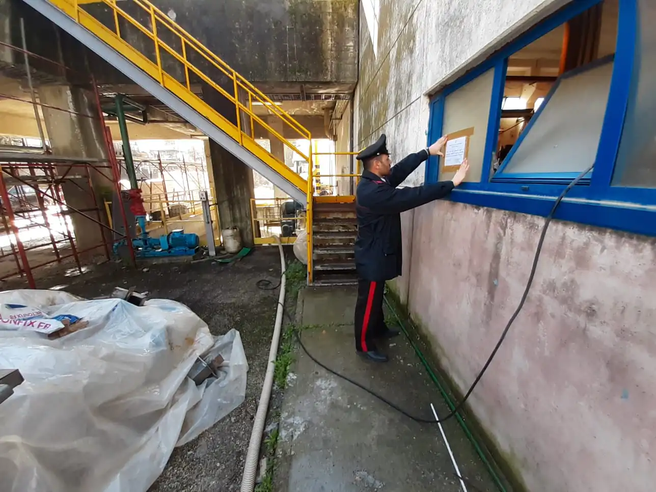 Blitz dei militari al depuratore, sequestrati i silos con 300 tonnellate di fanghi. FOTO