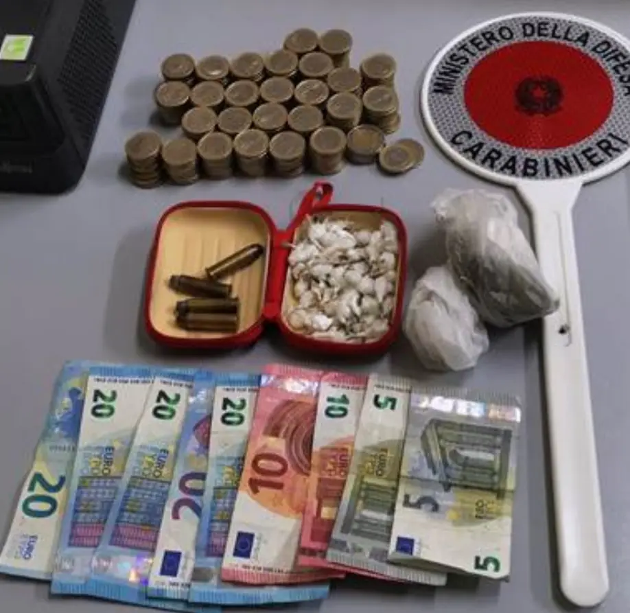 Rapina in sala giochi, inseguiti e arrestati. Uno aveva droga e proiettili. Foto