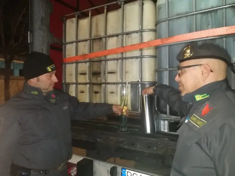 Fermato sull’A1 con un carico di gasolio illegale, sequestro record nel Casertano. LE FOTO