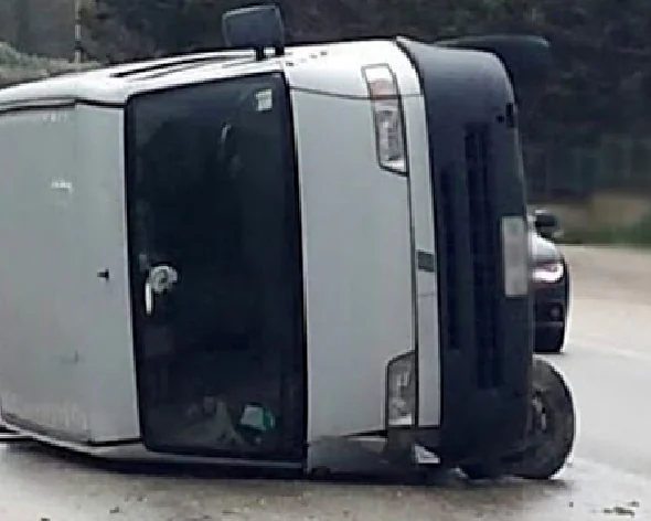 Si scontra con un’auto: furgone si ribalta dopo l’impatto