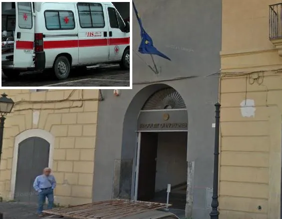 Incidente davanti all’Università, auto in corsa travolge due ragazze: corsa in ospedale