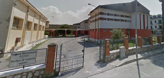 Malore davanti alla scuola: ambulanza sul posto
