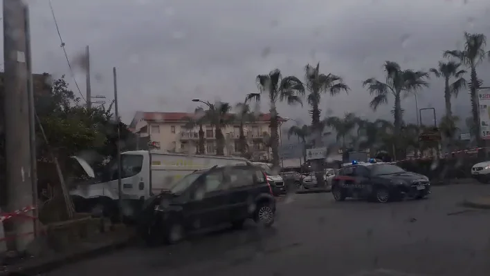 Schianto al Ponte Viola, coinvolto camioncino dei rifiuti. Feriti in quattro