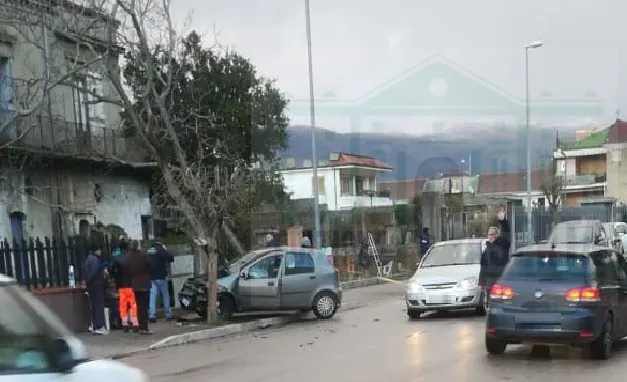 Evita auto e finisce contro l’albero, choc nella frazione. FOTO