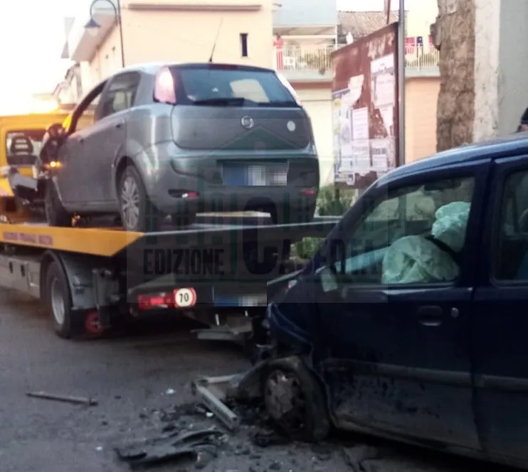 Scontro tra auto in centro, ci sono feriti. Carabinieri sul posto. FOTO