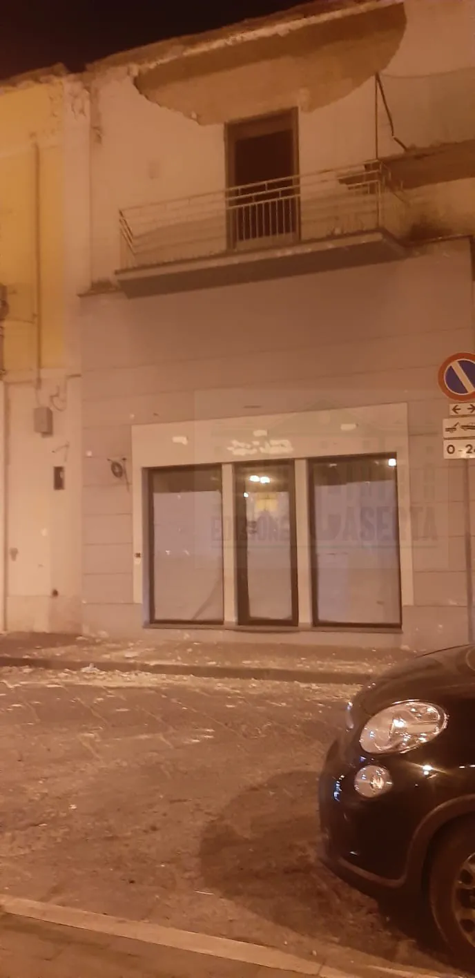 Raffiche di vento, crollo in piazza. LE FOTO