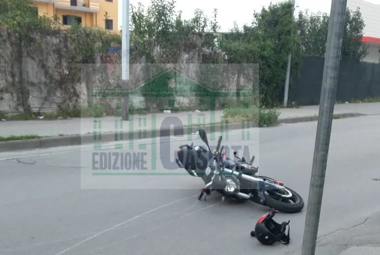 Cade dalla moto, le condizioni del 16enne: due comunità in ansia. FOTO