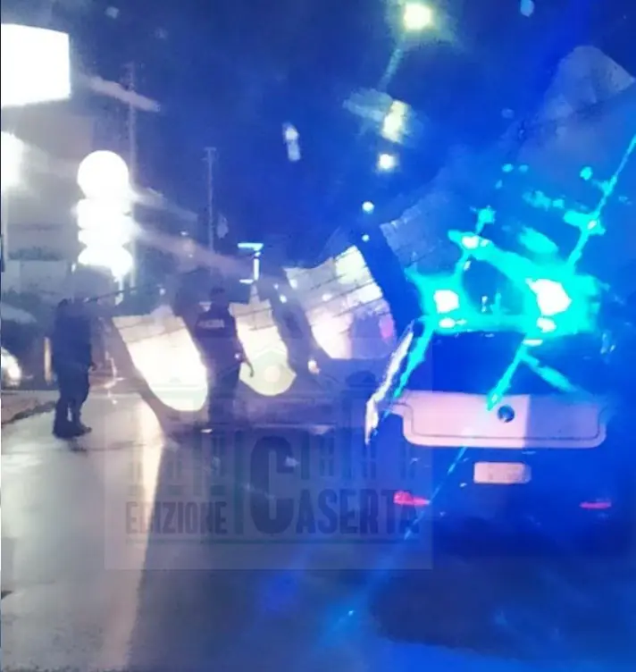 Vola via gazebo della paninoteca. Polizia sul posto. FOTO