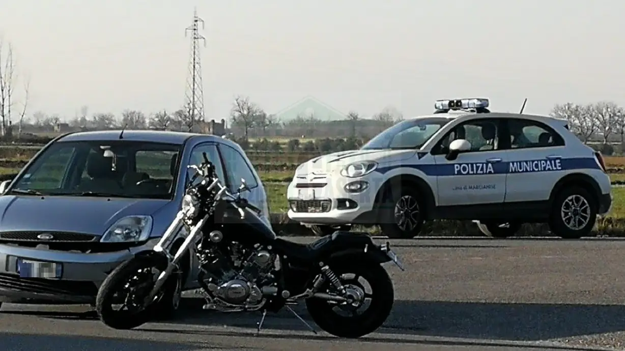 Cade in moto per evitare auto, schianto all’incrocio. LE FOTO