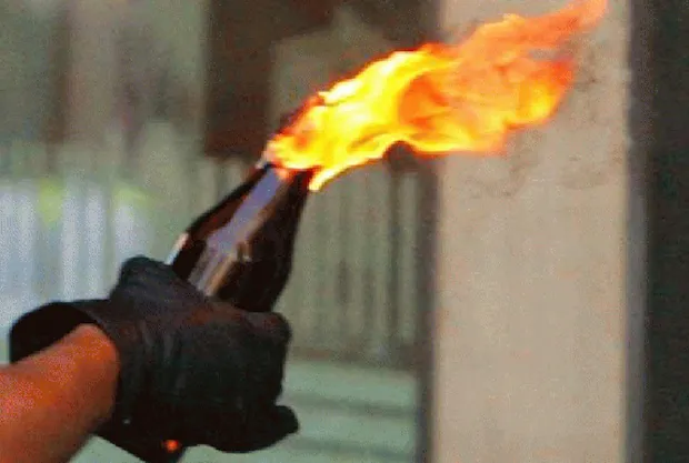 Due molotov contro bar, follia nel cuore della movida