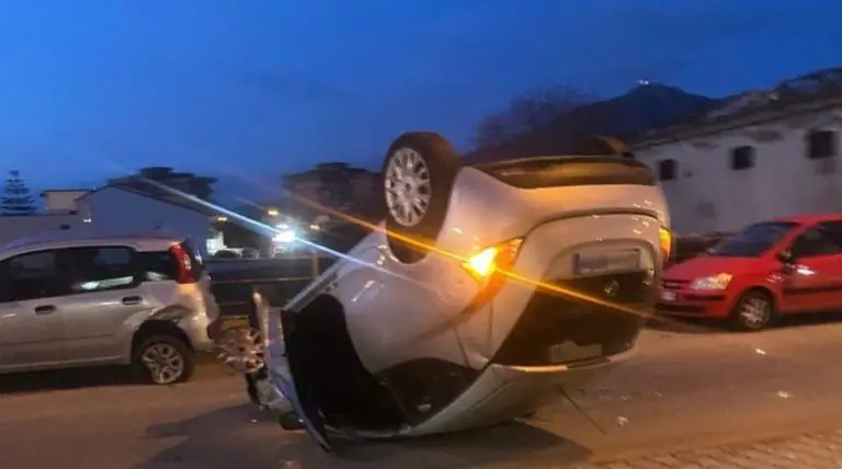 Auto si ribalta in zona stadio, choc per conducente. LE FOTO
