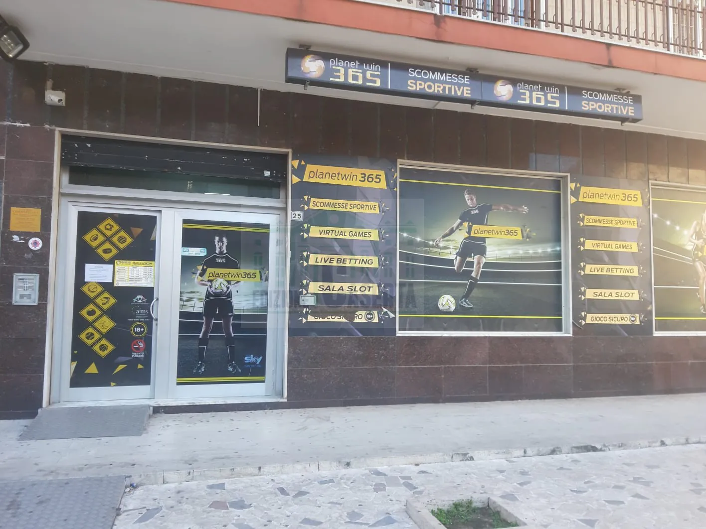 Colpo alla sala scommesse, banda dell’Audi in fuga col bottino. LE FOTO
