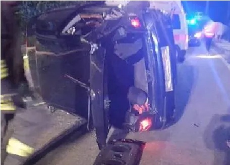 Auto si ribalta, miracolato conducente: esce illeso dalle lamiere