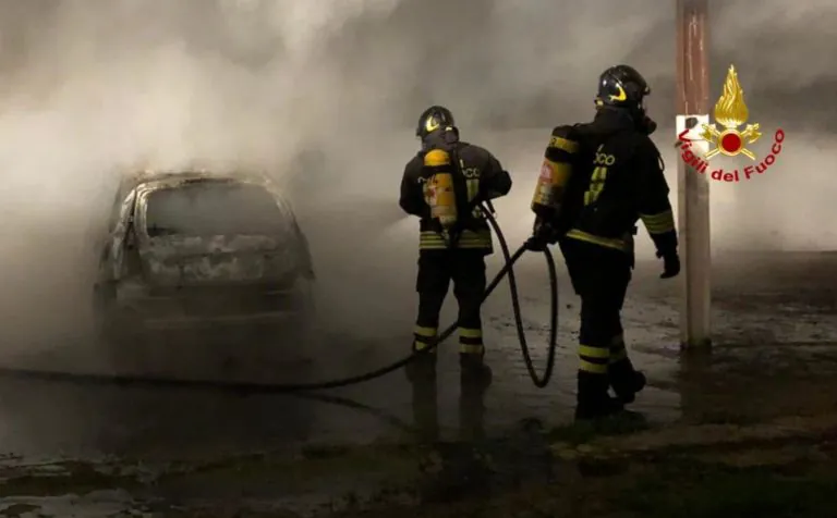 Incendio nella notte: brucia deposito con due vetture