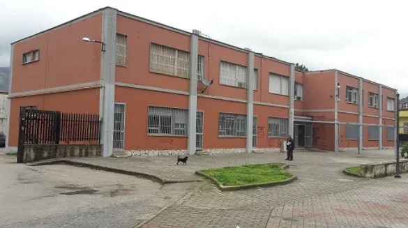 Banda di malfattori in azione alla scuola elementare