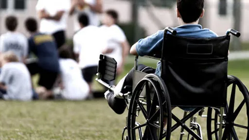 Deridono giovani disabili sul web: indignazione e polemiche