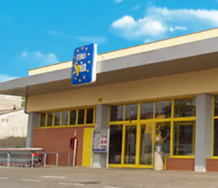 Ladri in azione nel parcheggio del supermercato: rubata una borsa dall’auto