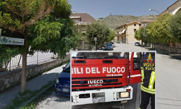 Crollo in centro, vigili del fuoco sul posto: famiglia evacuata