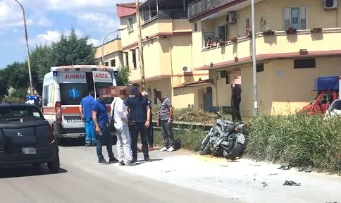 Auto contro scooter, ci sono feriti