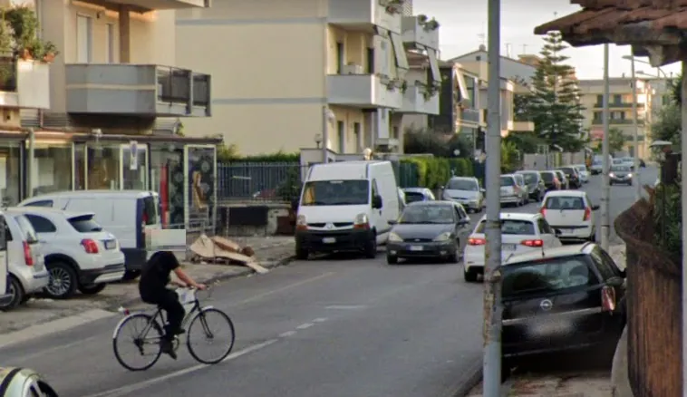 Aggredito in pieno giorno mentre è in auto, paura per 45enne