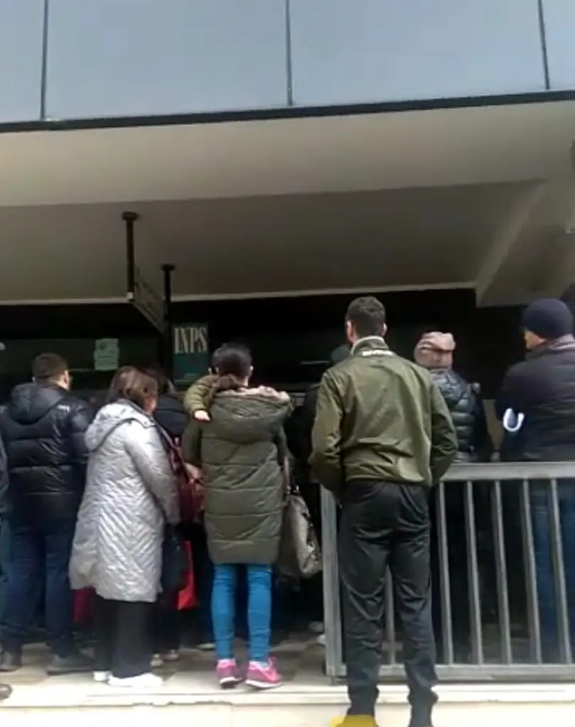 Follia fuori la sede INPS di Caserta: parolacce contro i dirigenti (VIDEO)