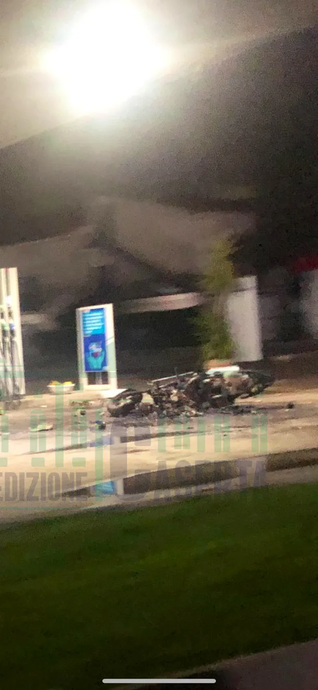 Moto incendiata sulla pompa di benzina in via Forche Caudine