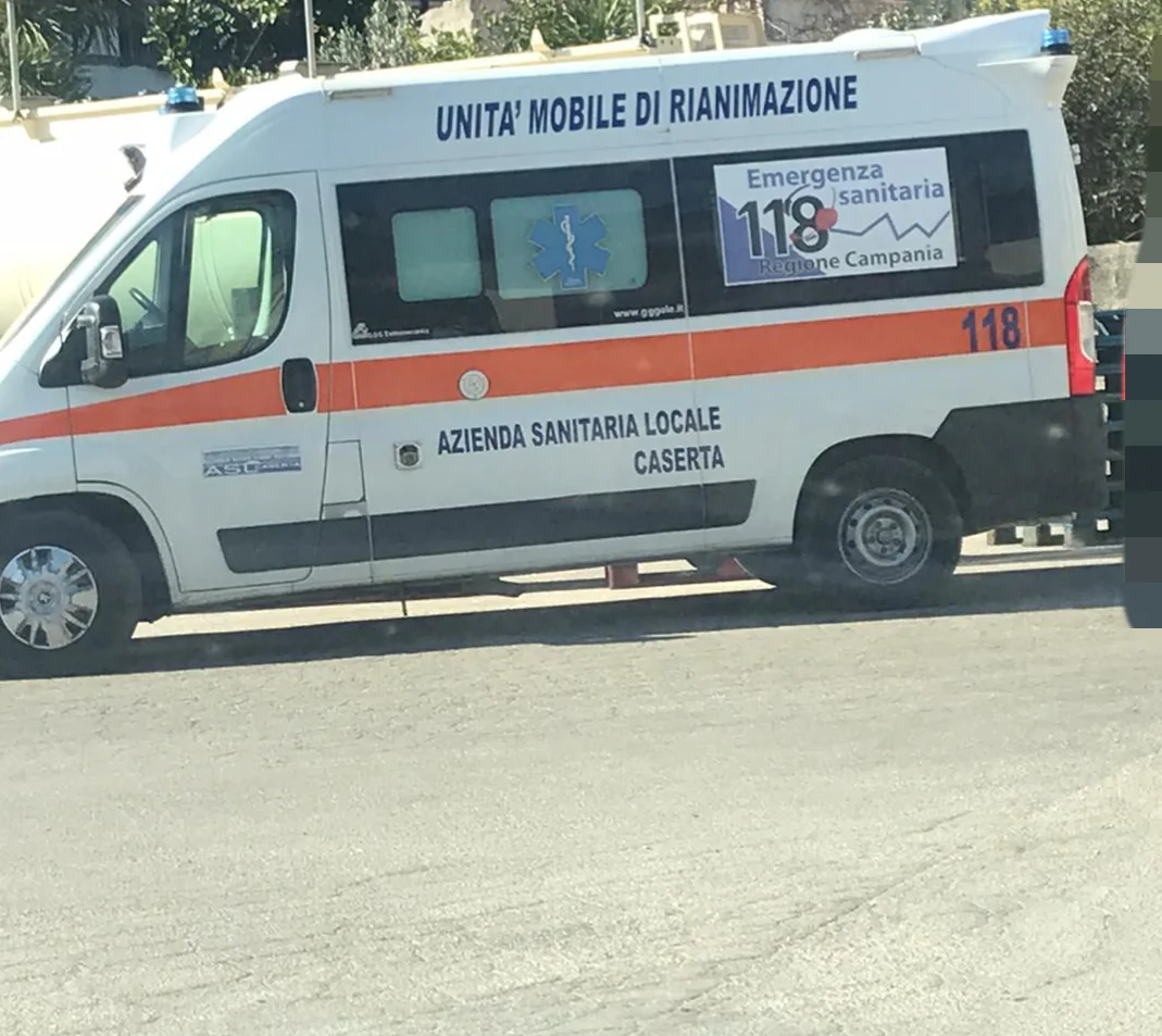 Paura in piazza, anziano si accascia a terra e perde i sensi