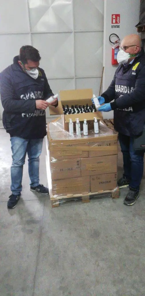 Imprenditore si mette a produrre gel contro il virus, Finanza sequestra tutto. FOTO