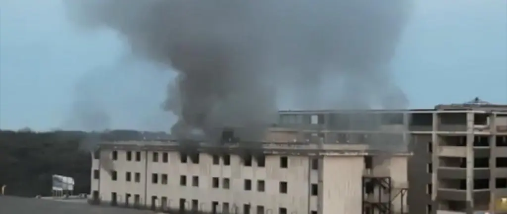Fiamme all’ex caserma dei carabinieri